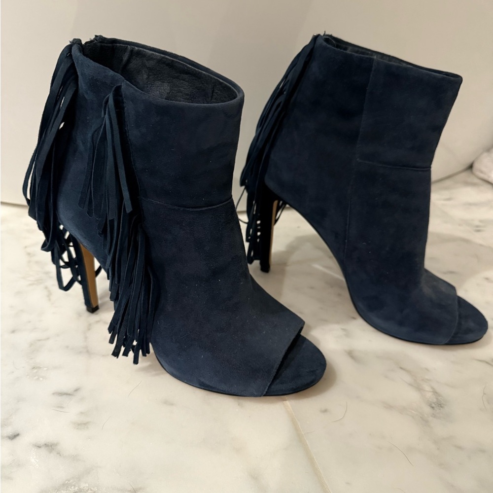 EUC Vince Camuto Navy Fringe Heeled Booties